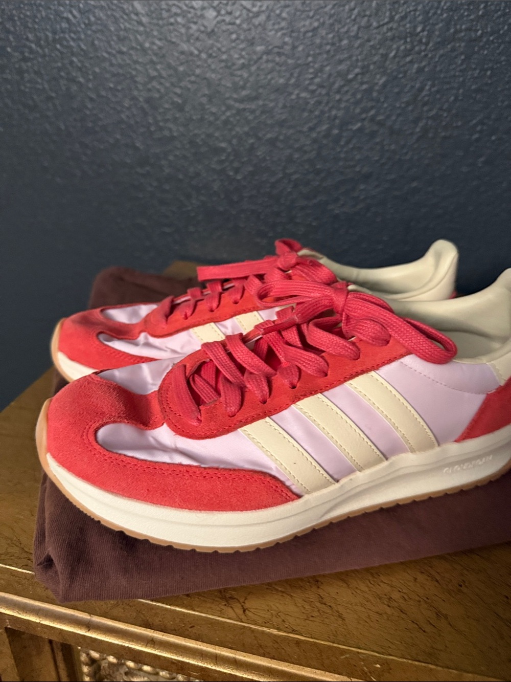 adidas Women’s Pink & Cream Retro Runner Sneakers like new 8 1/2